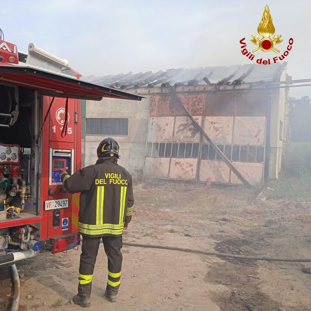 In fiamme un capannone pieno di paglia e fieno a Clavesana