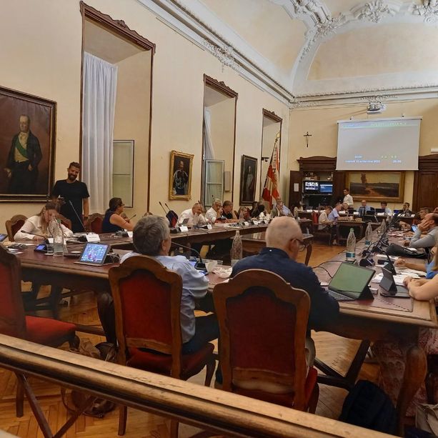 Cuneo, bagarre in consiglio sull’unità della maggioranza. Manassero: “Chi aspetta la crisi come Godot continuerà ad aspettare”