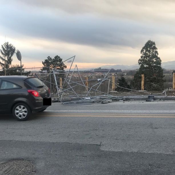 Cuneo, incidente in corso Marconi: macchina colpisce le griglie del cantiere della pista ciclabile