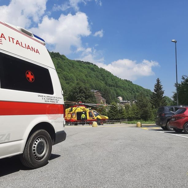 Colto da malore mentre scende in moto da Crissolo: passanti, ambulanze ed elisoccorso gli salvano la vita