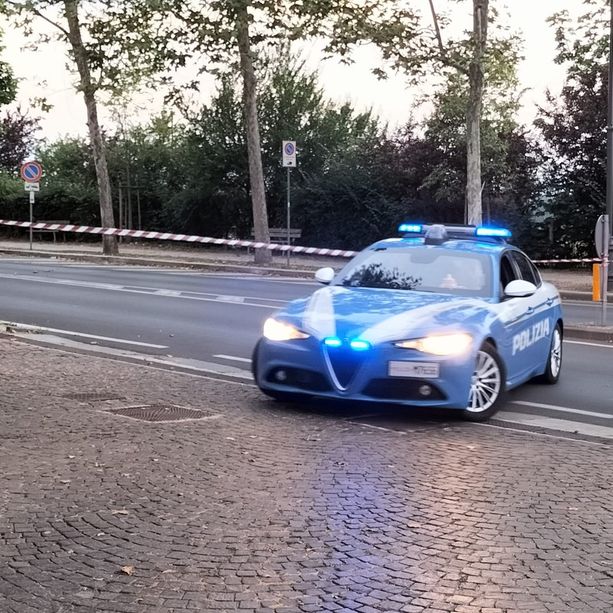 Ritrova e porta in Questura due bombe a mano inesplose: scatta il piano d'emergenza a Cuneo