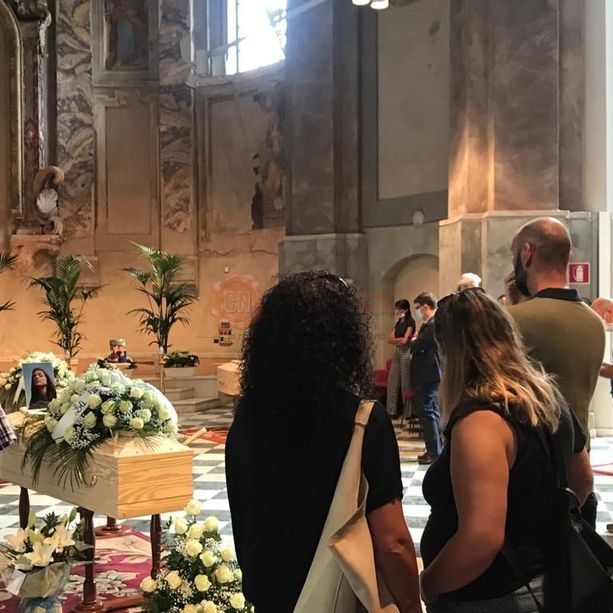 Un silenzio surreale e tanto dolore: aperta a Cuneo la camera ardente per Elia e Nicolò, Camilla e Samuele