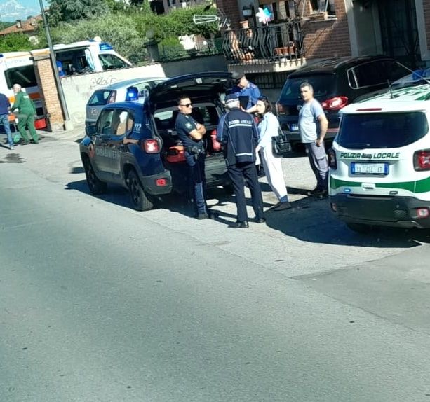 Auto tampona moto a Dogliani: ferito il centauro, elitrasportato al Cto di Torino
