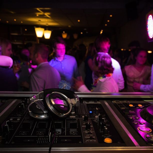 Vicoforte, polizia e carabinieri chiudono una discoteca: niente licenze, lavoratori irregolari e alcol a minori di sedici anni