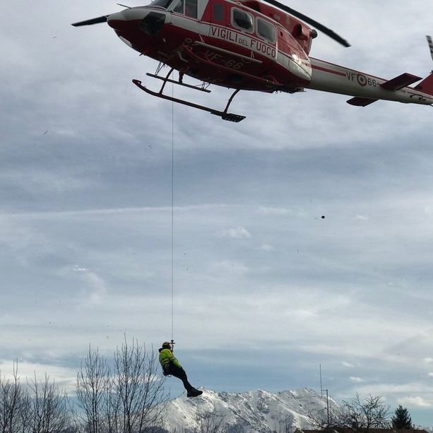 Due giovani scialpinisti francesi  bloccati sulla parete sud  del Pic d'Asti, in Alta Valle Varaita.  Recuperati dai Vigili del Fuoco
