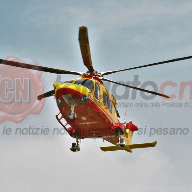 Auto contro moto sulla statale 231 a Bra: gravi i due motociclisti, elitrasportati al Santa Croce