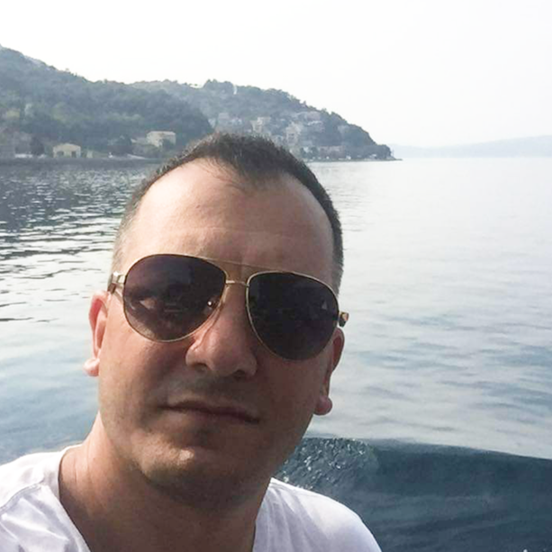 Massimo riserbo sulla morte di Elvis Komnino, vittima di un incendio nella casa di Cardè