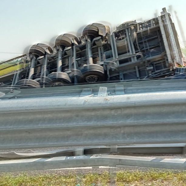 Camion carico di pannelli solari si ribalta sulla  tangenziale di Fossano