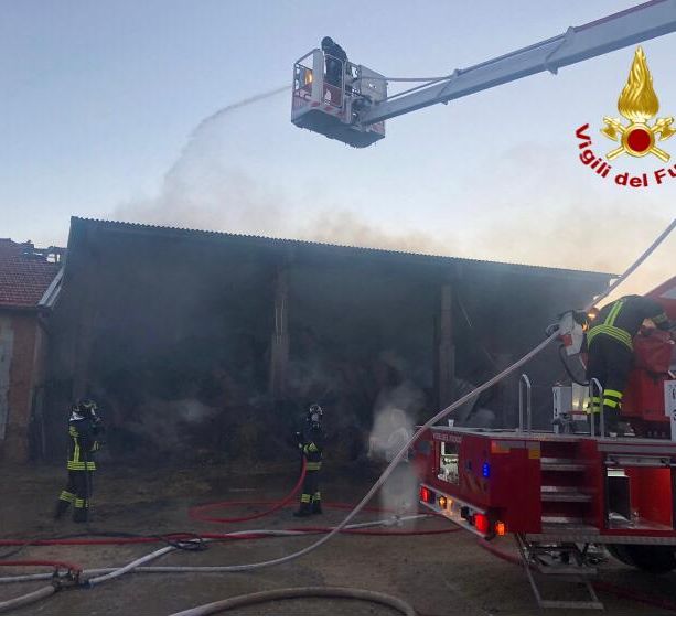 Cuneo, a fuoco un fienile con 300 balle di fieno in frazione Bombonina
