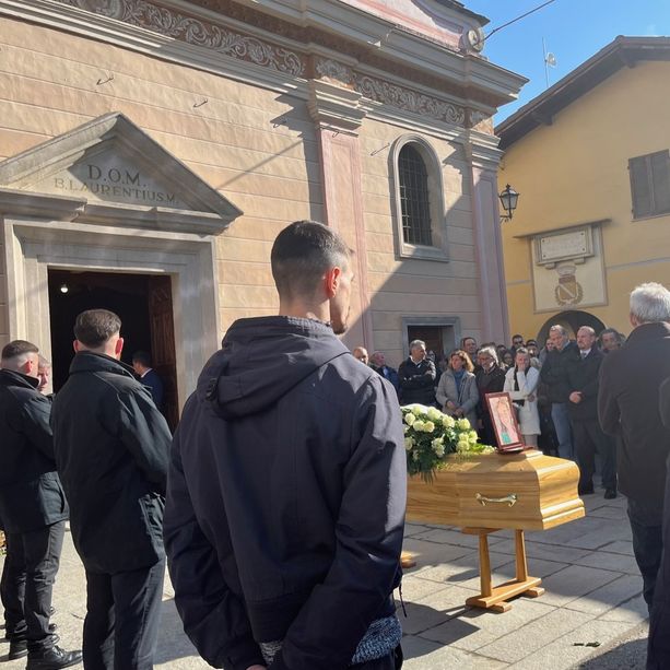 A Cartignano l'ultimo toccante saluto alla 30enne Sara Fina