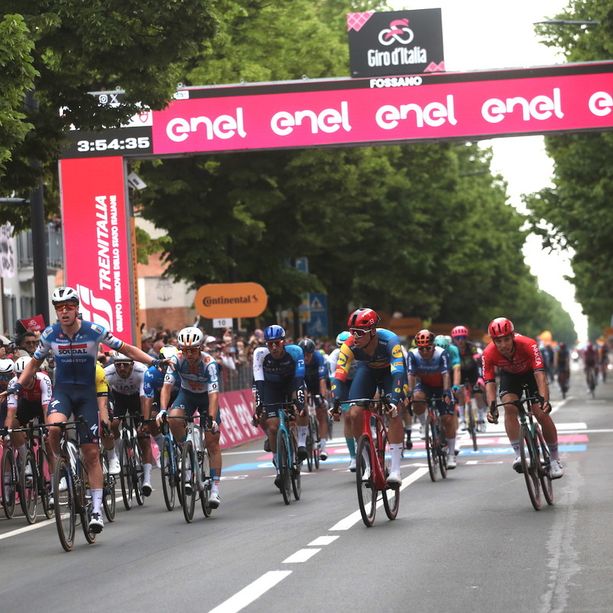 Giro d'Italia, Tim Merlier primo all'arrivo sul traguardo di Fossano [FOTOGALLERY]