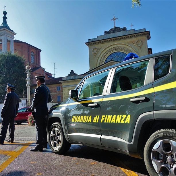 Si comprano una villa con l’incasso dello spaccio: la Finanza di Bra sequestra immobile a Vezza d'Alba