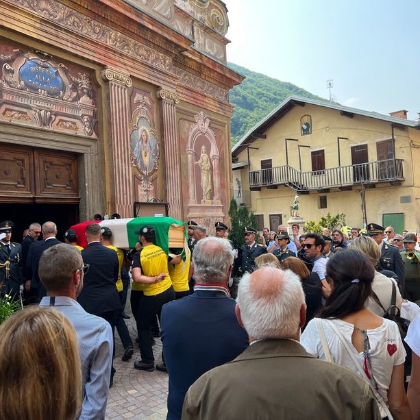 Vernante e la GdF piangono Michele Pellegrino, avvolto nel Tricolore e portato a spalle dai colleghi del SAGF
