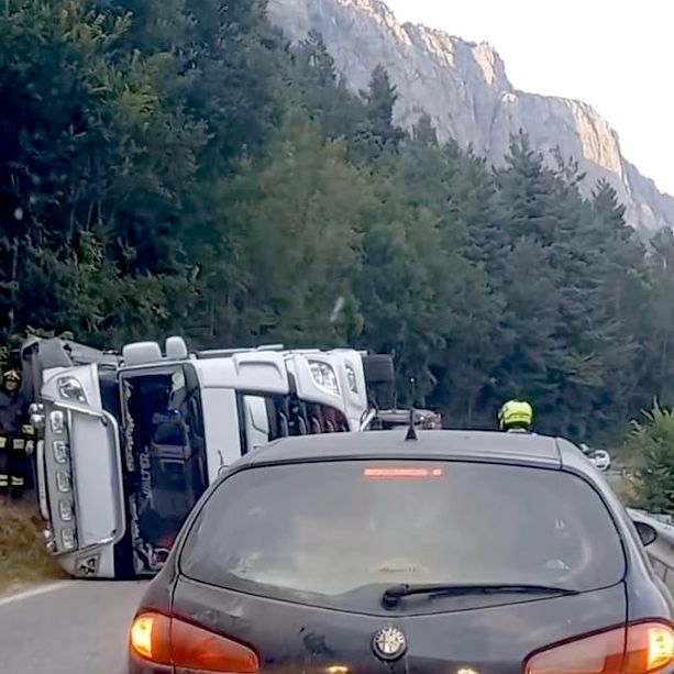Autoarticolato si ribalta mentre percorre la Statale 21 della Maddalena ad Aisone