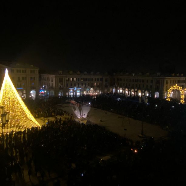 Traversata su un cavo di luce in piazza Galimberti a Cuneo: un funambolo accende il Natale in città [VIDEO]
