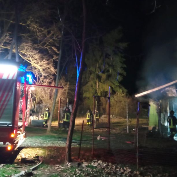 Sette ore di intervento per spegnere l’incendio che ha distrutto un’abitazione nei boschi di Monteu Roero