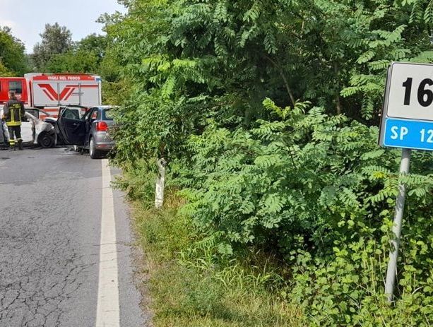 Incidente sulla Fondovalle a Carrù, auto in fiamme: un deceduto e due feriti