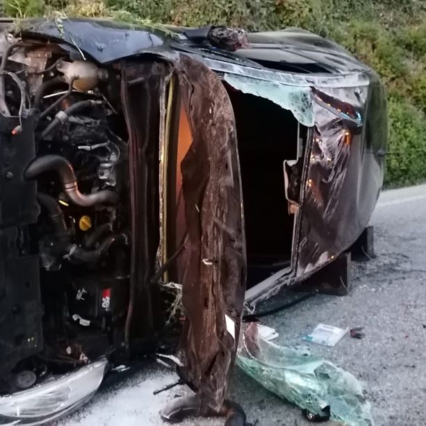 Auto con a bordo tre giovanissimi si ribalta all’ingresso di Magliano Alfieri