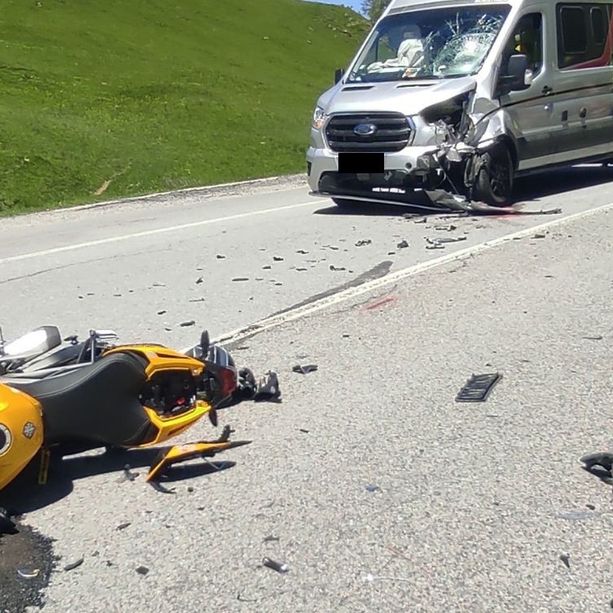 Moto contro furgone sul Colle della Maddalena: un ferito [VIDEO]