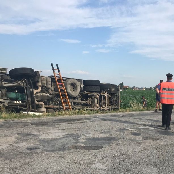 Fossano, autocarro per il trasporto animali si ribalta in via Marene