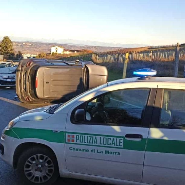 Due feriti nel violento scontro tra due auto all’ingresso di La Morra