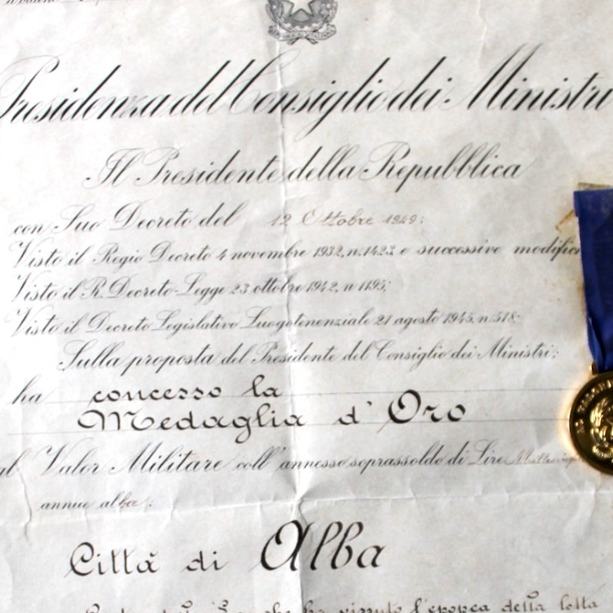 Alba, trafugata dal municipio la medaglia d’oro al Valor Militare per l’impegno della Città nella Resistenza