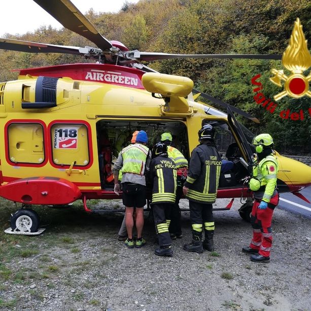 Motociclista finisce in un dirupo mentre percorre la Via del Sale. Elitrasportato al Santa Croce in gravi condizioni