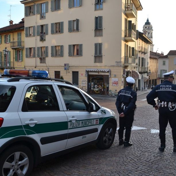 Bra, ubriaco al bar minaccia  i presenti con un catenaccio. Fermato, aggredisce gli agenti della Polizia Locale