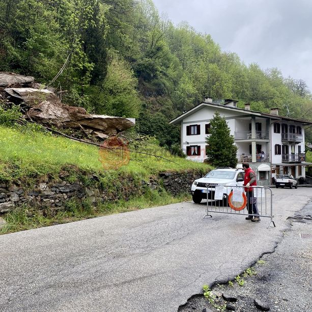 Enorme frana a Calcinere di Paesana, a ridosso delle case: chiusa la strada che attraversa la frazione (FOTO)