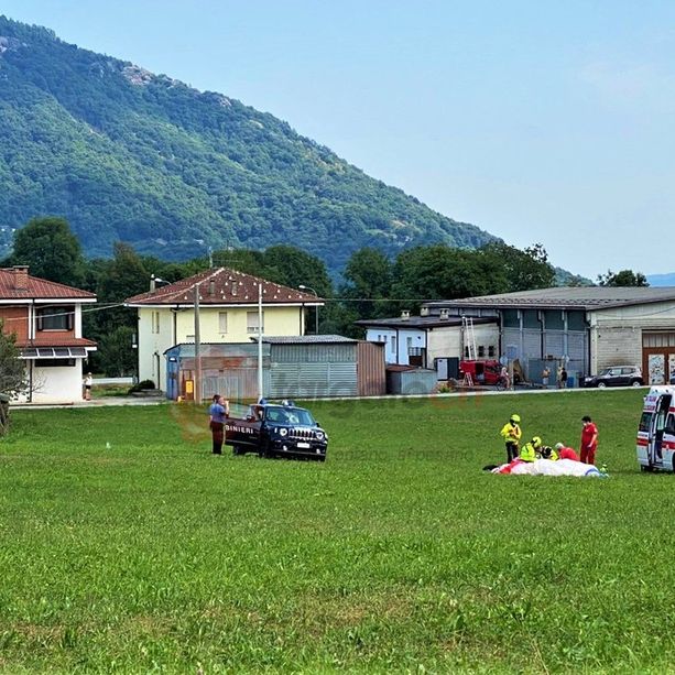 Cade con il parapendio in un prato, a Paesana: interviene l'elisoccorso