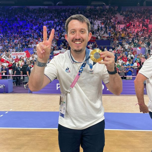 Olimpiadi di Parigi, c'è anche lo scoutman cuneese Paolo Perrone dietro l'oro della nazionale francese di volley maschile