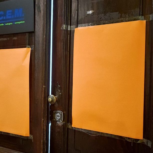 Mondovì, incisi una svastica e un motto nazista sulla porta del consorzio Acem