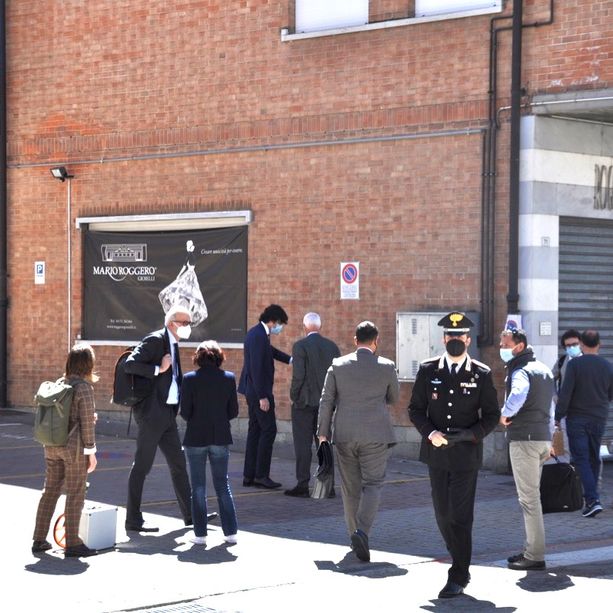 Il perito della difesa: &quot;Uno degli spari esploso dentro la gioielleria&quot;