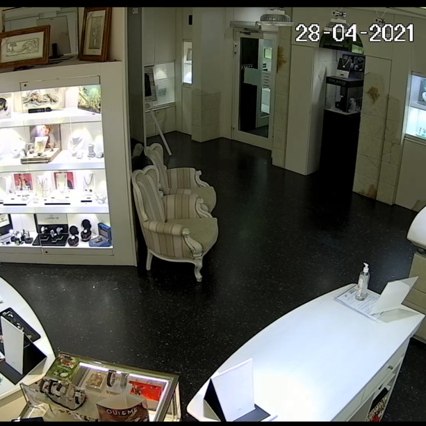 In sei minuti la rapina e gli spari. La difesa: &quot;L’arma estratta quando  la moglie è stata percossa e i tre erano ancora nella gioielleria&quot;