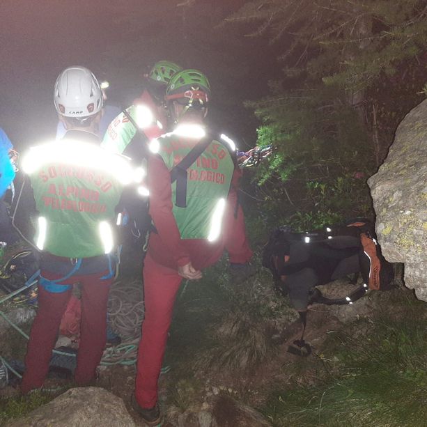 Escursionista 67enne rinvenuto cadavere in un rio a valle dei “Lagarot” di Lourousa: la salma recuperata nella notte con corde e paranchi