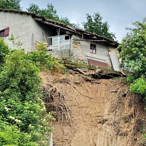 Frana il versante di Comba San Grato, a Revello, proprio a ridosso di una casa, dichiarata inagibile (FOTO)