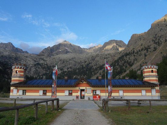 Al Rifugio Valasco servizi igienici fuori uso a causa dei rifiuti gettati nel wc dai visitatori