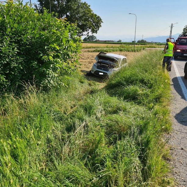 Lo scontro in curva e l’uscita di strada: due feriti nell’ennesimo incidente sulla Provinciale 156