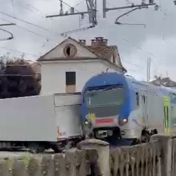 Savigliano, furgone rimane bloccato nel passaggio a livello. Il treno lo travolge [VIDEO]