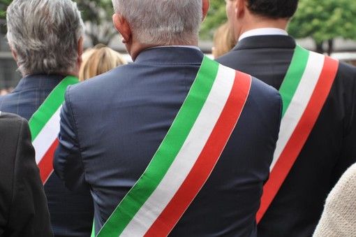 Sindaci: no limiti nei Comuni  fino ai 5.000 abitanti e possibile  terzo mandato fino ai 15 mila