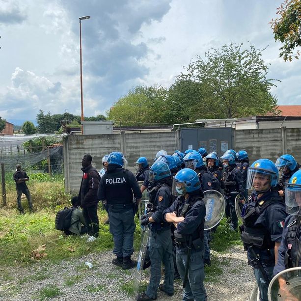 Saluzzo, tensioni alla manifestazione degli stagionali della frutta: la polizia carica i braccianti mentre tentano di fare breccia nella recinzione del PAS (VIDEO)