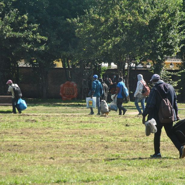 Migranti della frutta, dopo l’operazione delle Forze dell’ordine, tornano nel parco Gullino di Saluzzo: allontanati dalla Polizia