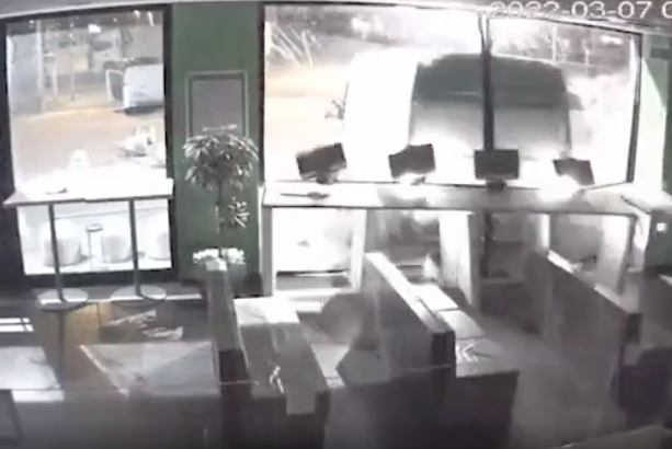 Bus e furgoni come arieti per spaccare vetrine e derubare sale slot: identificati tre presunti autori delle rapine