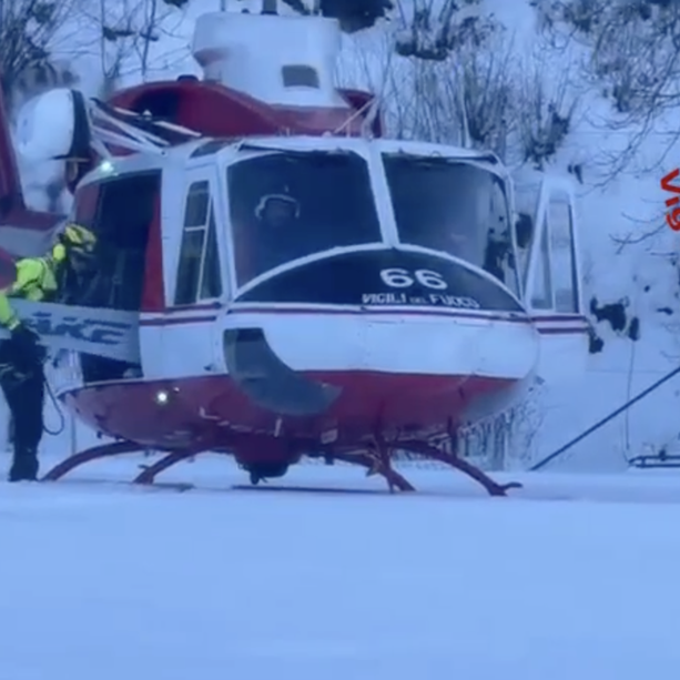 Cade in una zona impervia con lo snowboard: intervento dell'elicottero dei vigili del fuoco [VIDEO]