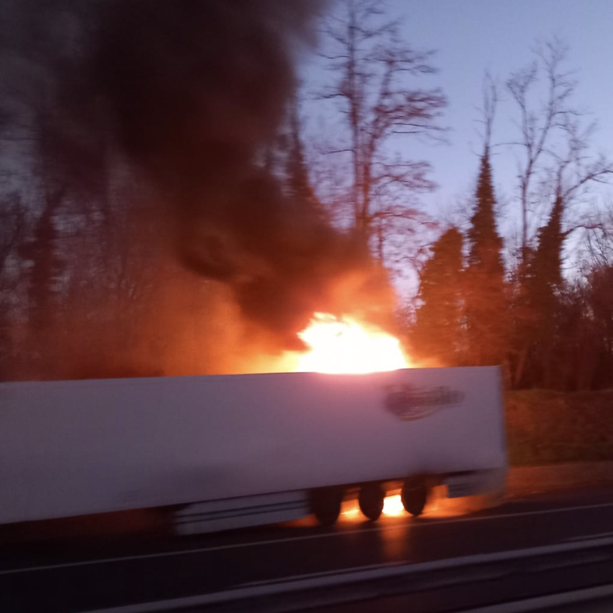 Autoarticolato in fiamme sull'A6 tra Niella Tanaro e Mondovì
