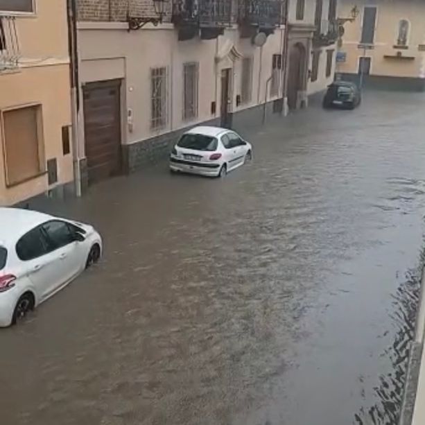 Violenta bomba d'acqua in mattinata su Marene: strade come torrenti (VIDEO)