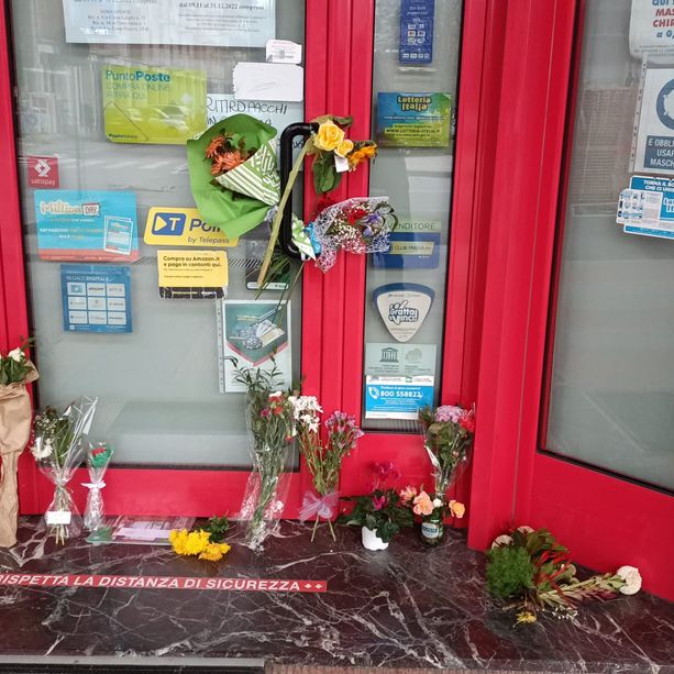 Alba si ferma a ricordare Valerio: mazzi di fiori fuori dalla tabaccheria e un minuto di silenzio alle partite di calcio