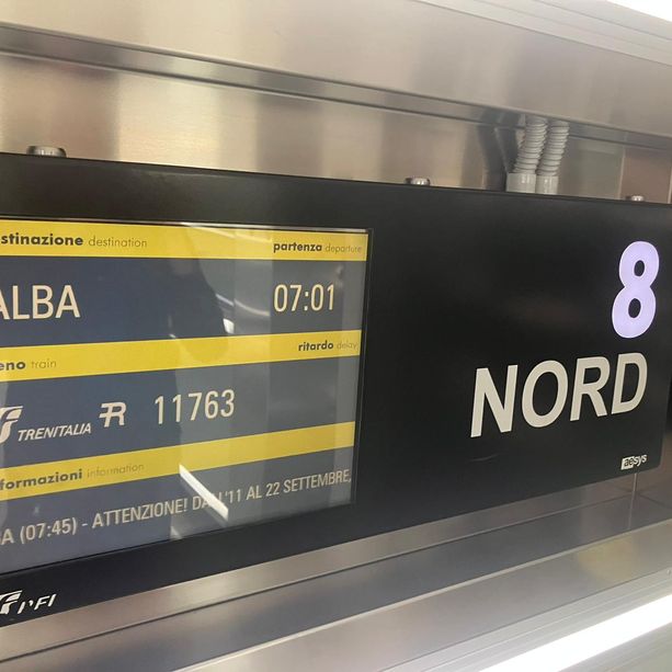 Auto fuori strada finisce sui binari a Neive: circolazione dei treni bloccata
