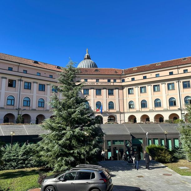 Processo alla badante: i difensori rinunciano al mandato e in aula va in scena la protesta dei testimoni