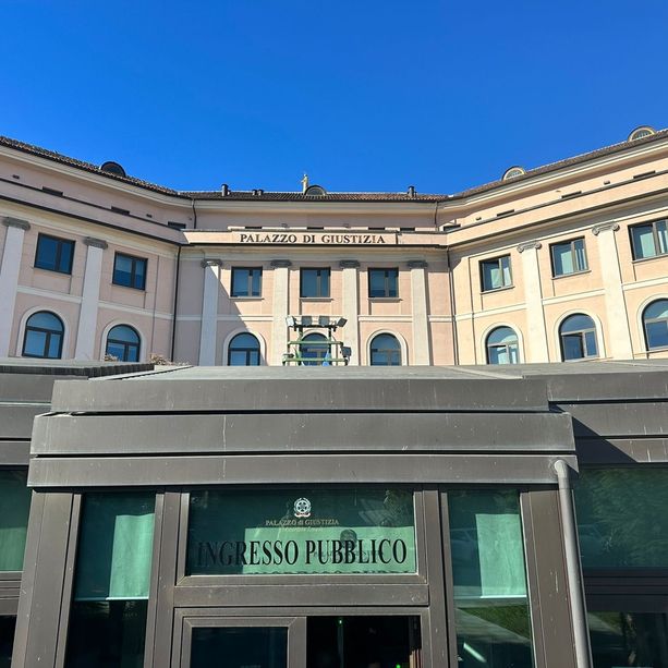 Pagava le sue campagne web col conto di un’azienda albese: un anno e sei mesi la richiesta dell’accusa per il superconsulente
